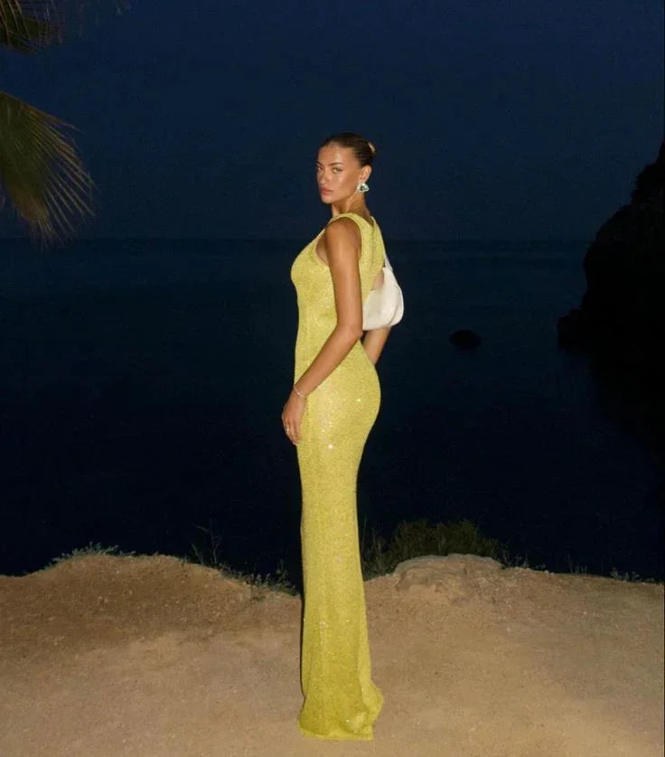 Robe sans manches ajustée en tissu scintillant, parfaite pour soirées, disponible en plusieurs couleurs élégantes.