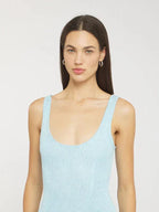 Robe sans manches ajustée en tissu scintillant, disponible en plusieurs couleurs, parfaite pour les soirées.