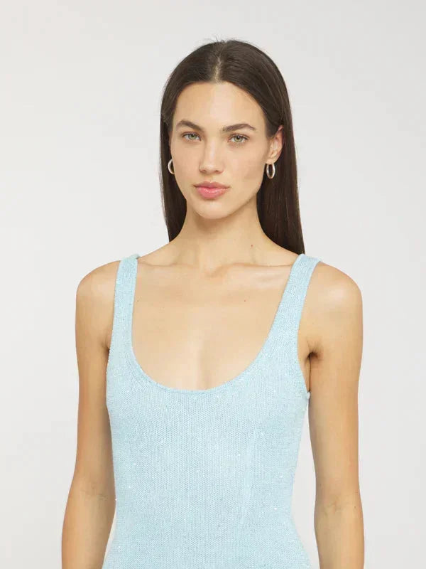 Robe sans manches ajustée en tissu scintillant, disponible en plusieurs couleurs, parfaite pour les soirées.