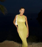 Robe scintillante sans manches ajustée en polyester, idéale pour soirées, disponible en plusieurs couleurs attrayantes.