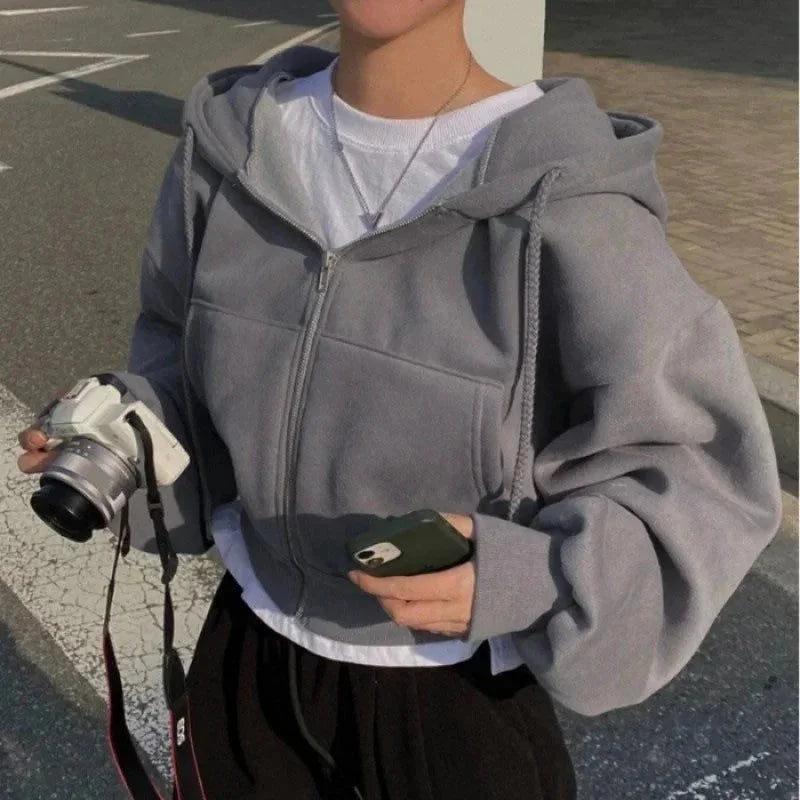 Sweat à capuche court femme oversize gris foncé avec zip, en mélange de coton, coupe décontractée.