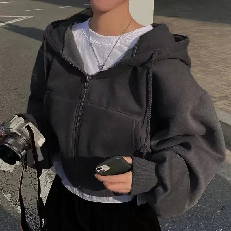 Sweat à capuche court femme oversize gris foncé avec zip, en mélange de coton, au design décontracté.