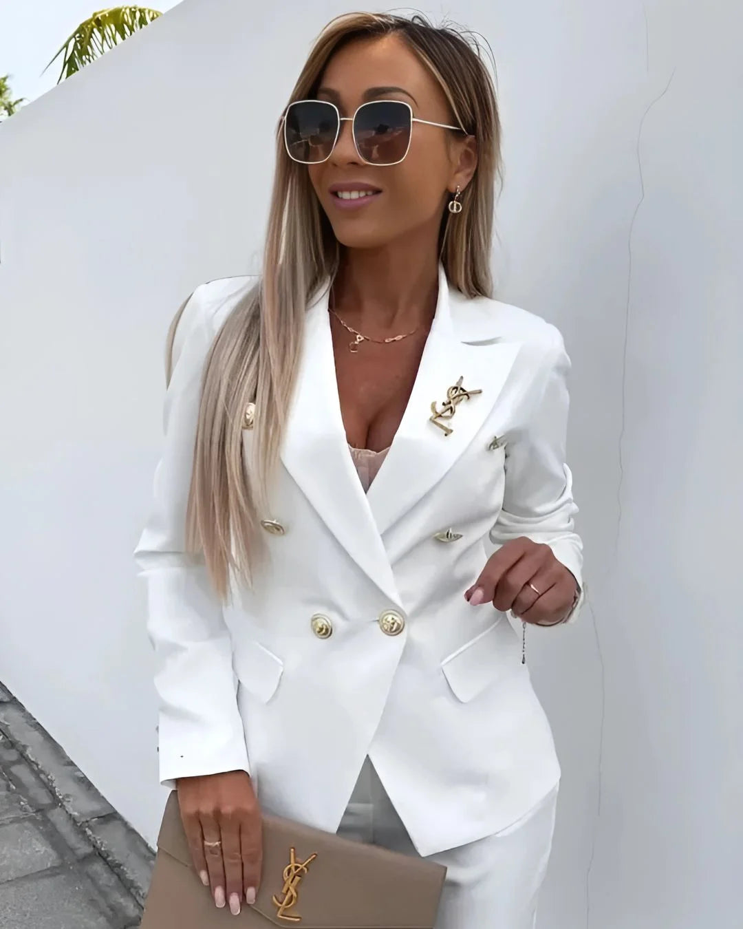 Veste double boutonnage pour femme, coupe moderne, en tissu beige respirant.