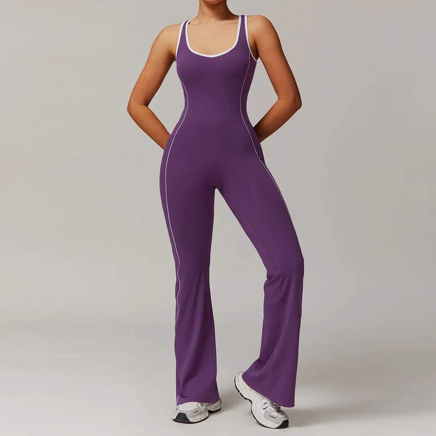Top de sport femme noir, dos nu, en tissu séchant rapidement, adapté pour les activités sportives.