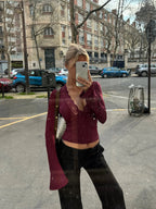 Top femme bordeaux en dentelle, col V, manches évasées, adapté pour des occasions élégantes.