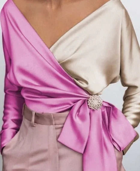 Top femme portefeuille rose avec nœud et broche, design pratique pour un usage quotidien.