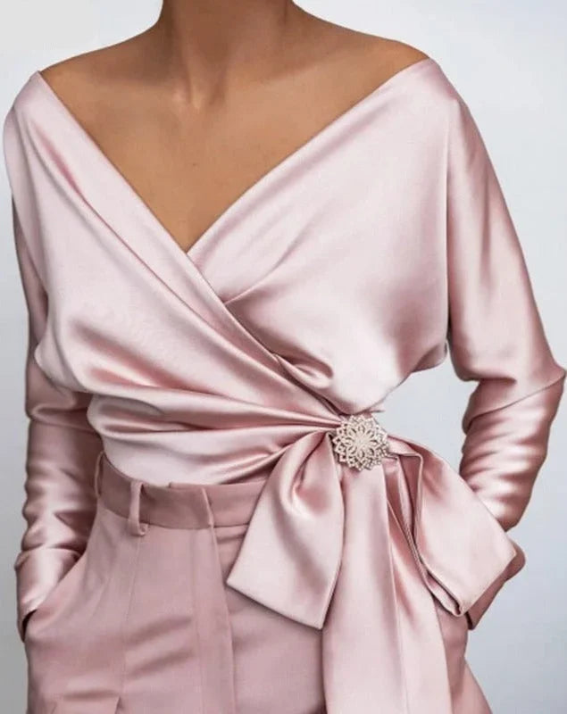 Top femme portefeuille rose avec nœud et broche, design pratique pour un usage quotidien.