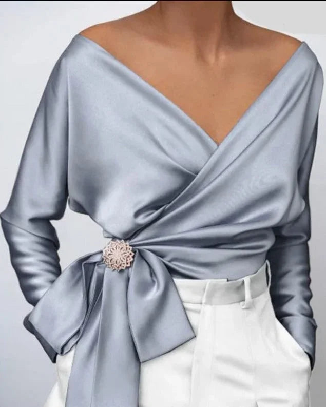 Top femme portefeuille rose avec nœud et broche décorative, conçu pour un usage quotidien.