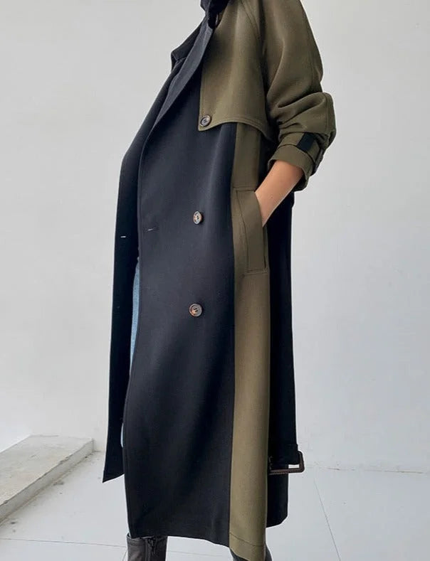 Trench-coat femme bicolore noir et vert en coton, avec ceinture ajustable et col revers classique.