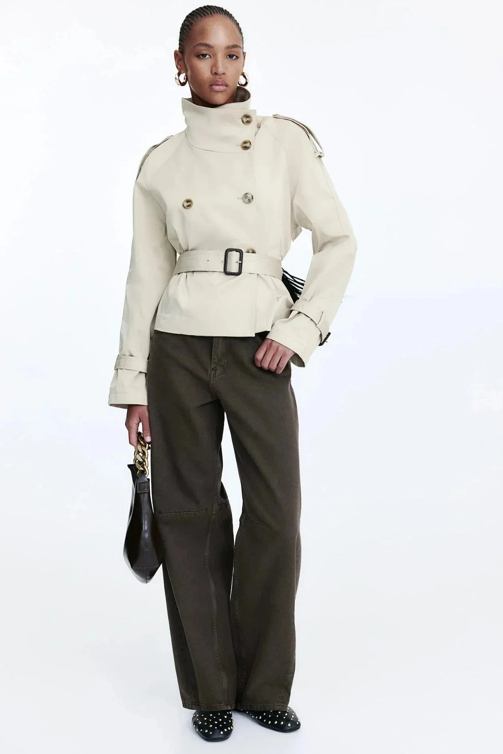 Trench-coat femme beige, col montant, ceinture nouée, conçu pour les saisons intermédiaires.