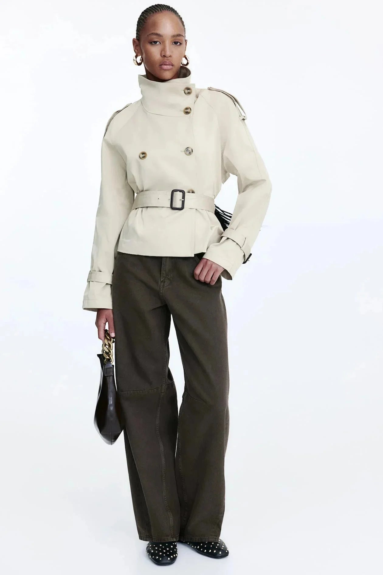Trench-coat femme beige, col montant, ceinture nouée, conçu pour les saisons intermédiaires.