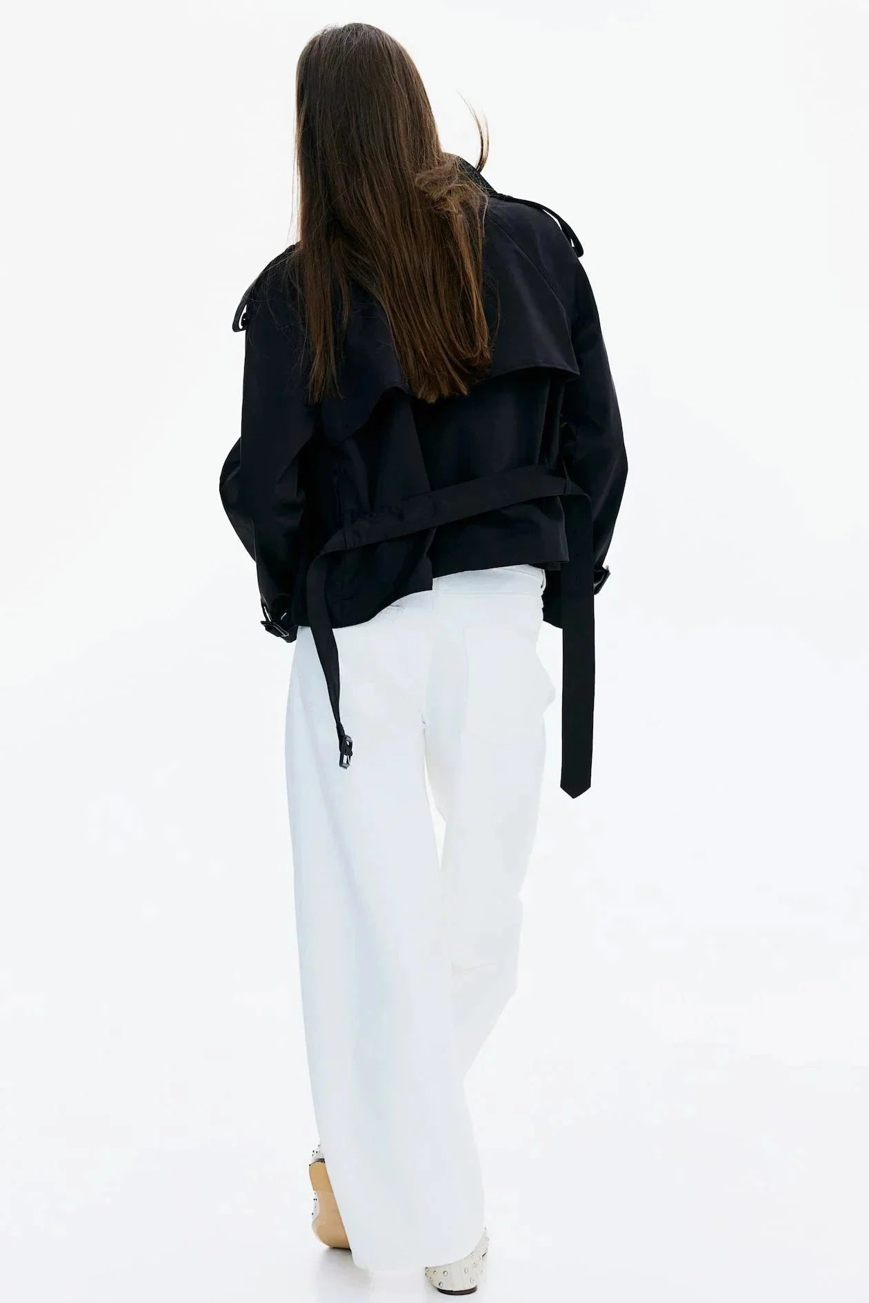 Trench-coat femme avec col montant, ceinture nouée et design classique, en matériau léger et résistant.