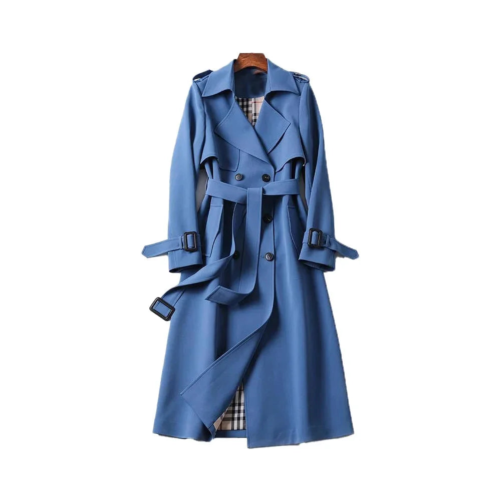 Langärmliger Trenchcoat für Damen, tailliert mit Reverskragen, aus leichtem Baumwollmix, ideal für Übergangszeiten.