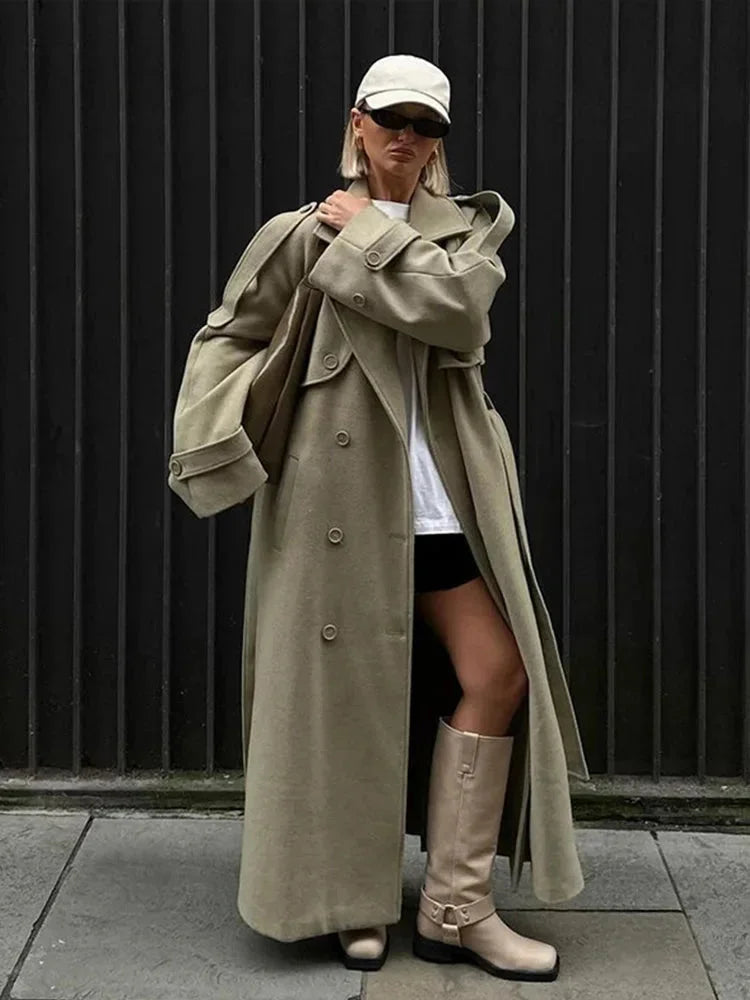 Langärmliger, oversized Trenchcoat für Damen mit breiten Revers, aus hochwertigem Baumwollmaterial, ideal für vielseitige…