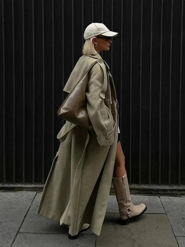 Langweiliges, oversized Trenchcoat für Damen mit breiten Revers, aus leichtem, atmungsaktivem Material im klassischen Design.