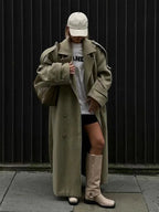 Oversized Trenchcoat für Damen mit breiten Revers, gefertigt aus hochwertigem Baumwollmischgewebe in klassischem Beige.