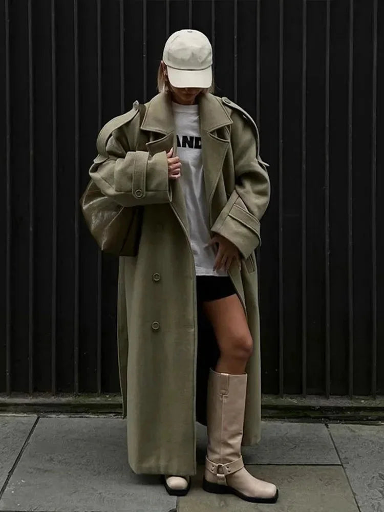 Oversized Trenchcoat für Damen mit breiten Revers, gefertigt aus hochwertigem Baumwollmischgewebe in klassischem Beige.