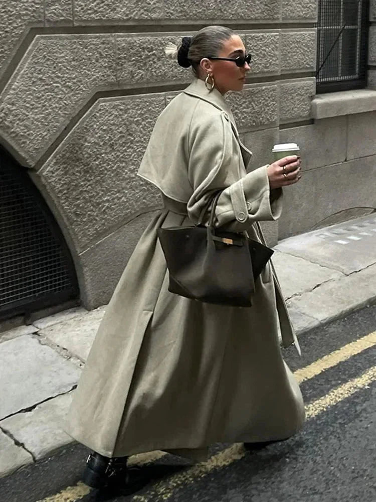 Beige langer oversized Trenchcoat für Damen mit breiten Revers, aus leichtem, atmungsaktivem Material für komfortable…