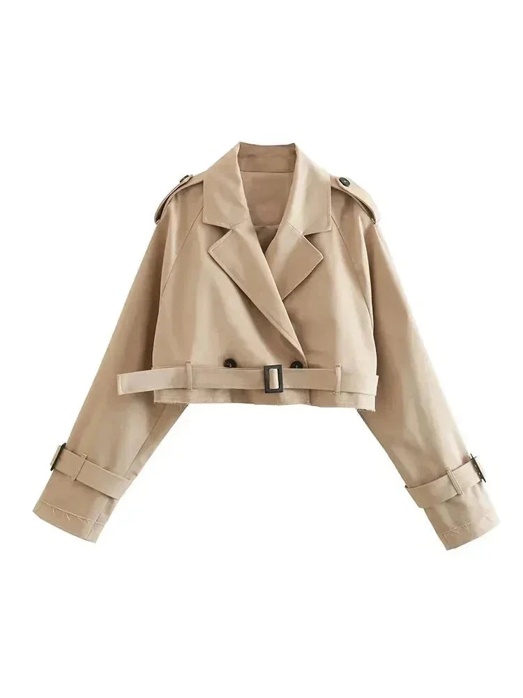 Trench court beige femme à manches longues, coupe classique avec détails élégants.