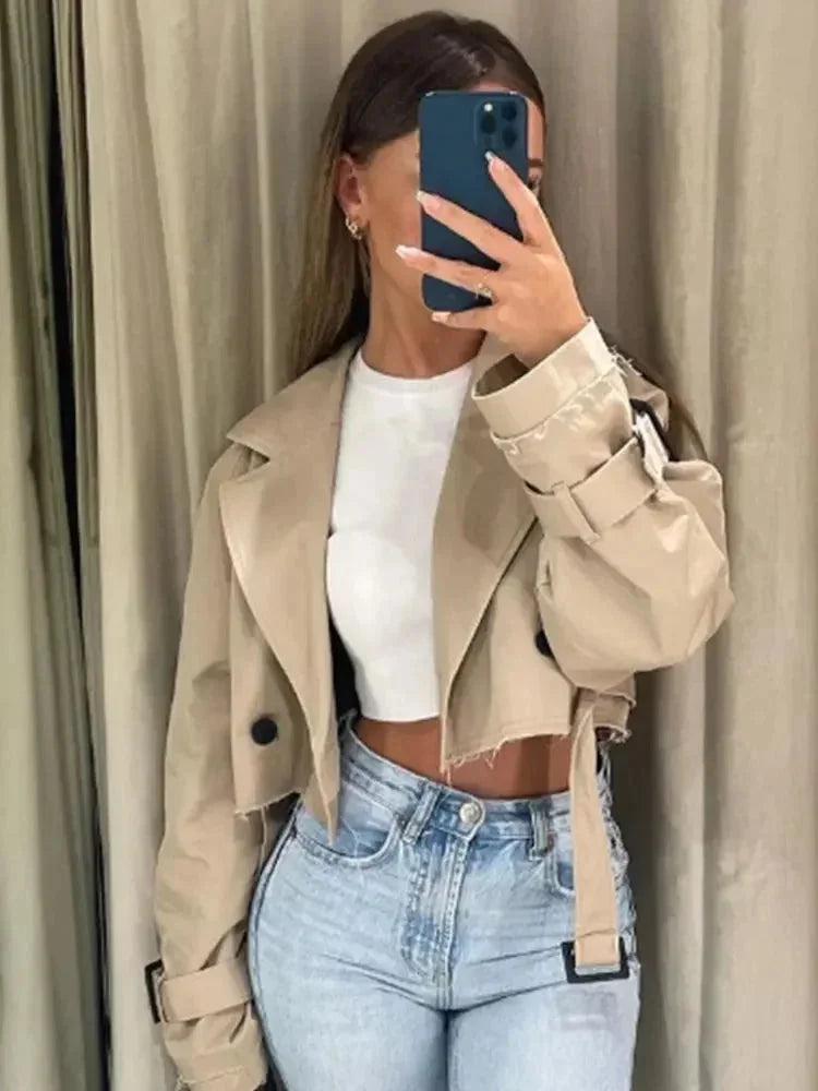Trench court beige femme, manches longues, en tissu lourd, coupe classique et ajustée.