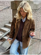 Manteau blazer oversize en daim marron pour femme, design moderne avec détails classiques et coupe décontractée.