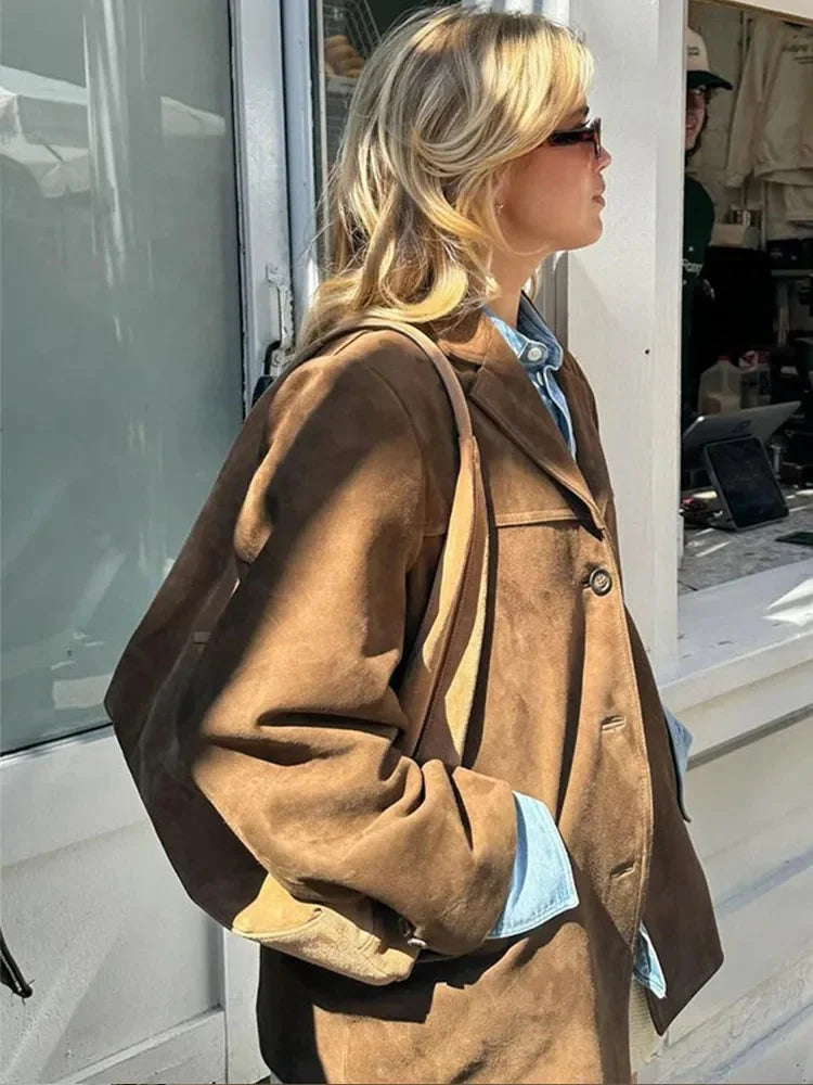 Manteau blazer oversize en daim marron pour femme avec poches spacieuses et coupe moderne.