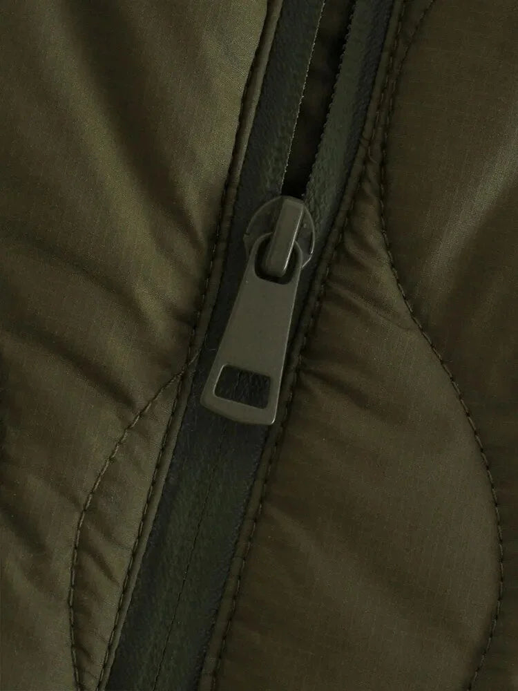 Veste ample matelassée femme vert olive avec poches latérales et fermeture éclair intégrale.