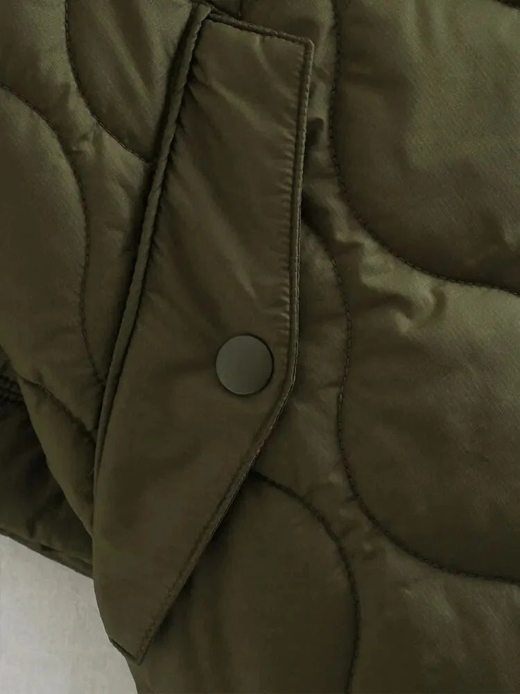 Veste ample matelassée femme en vert olive, avec poches pratiques et poignets élastiques.