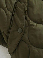 Veste ample matelassée femme en vert olive, avec poches pratiques et poignets élastiques.
