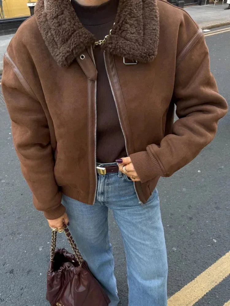 Veste aviateur marron femme en simili cuir, col en fausse fourrure et poches latérales.