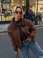 Veste aviateur marron femme en simili cuir avec col en fausse fourrure et design classique.