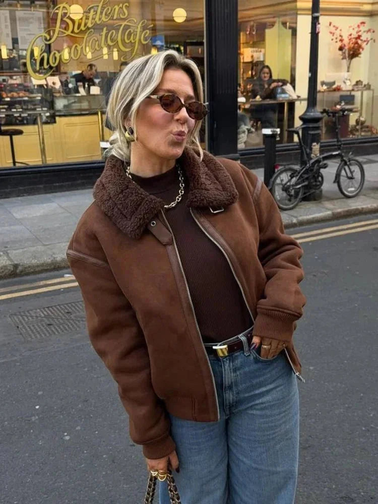 Veste aviateur marron femme en matériau résistant, col en fausse fourrure et poches classiques.