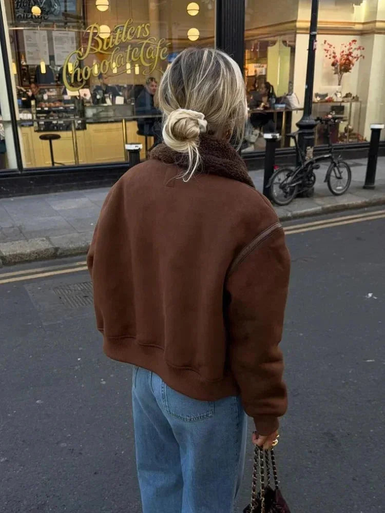 Veste aviateur marron femme avec col en fausse fourrure et fermeture éclair robuste.