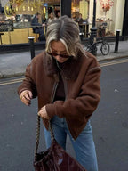 Veste aviateur marron femme en simili cuir, col en fausse fourrure et poches latérales.