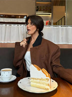 Veste blazer courte marron femme, avec poches, col classique et coupe ajustée.