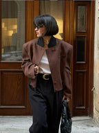 Veste blazer courte marron femme avec poches et col en tissu léger pour des tenues décontractées et élégantes.