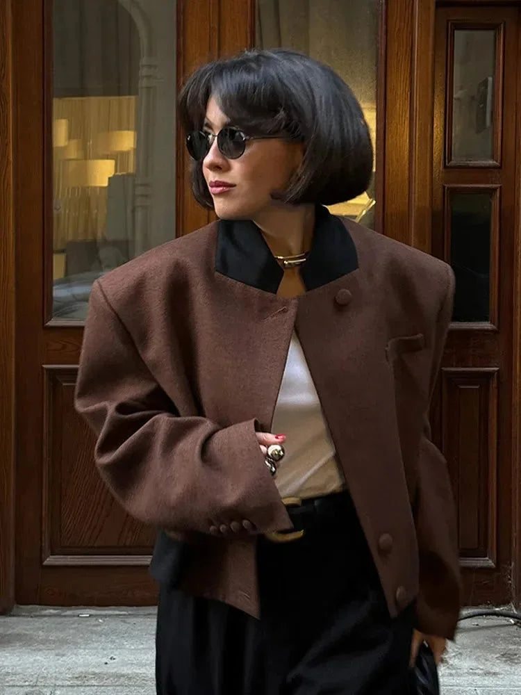 Veste blazer courte marron femme en coton, avec poches et col classique.