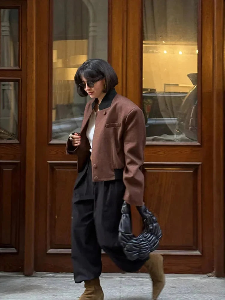 Veste blazer courte marron femme en coton, avec poches et col classique.