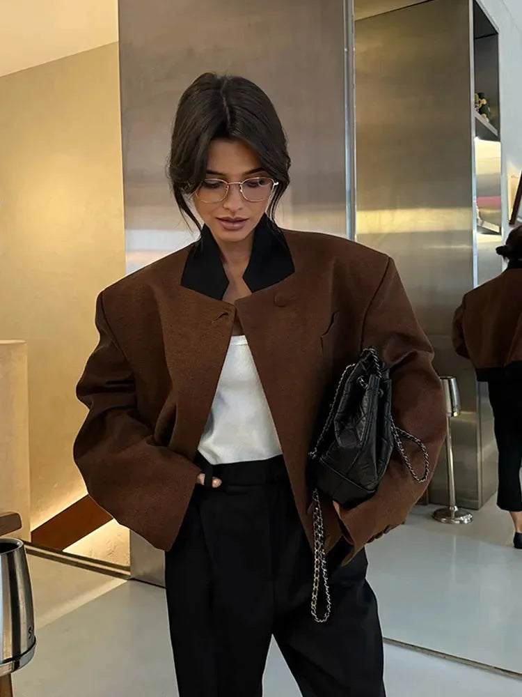 Veste blazer courte marron femme avec poches et col revers en tissu résistant.