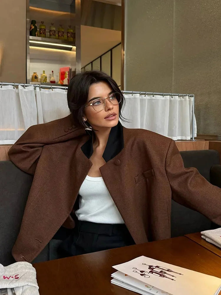 Veste blazer courte marron femme avec poches et col classique en tissu léger.