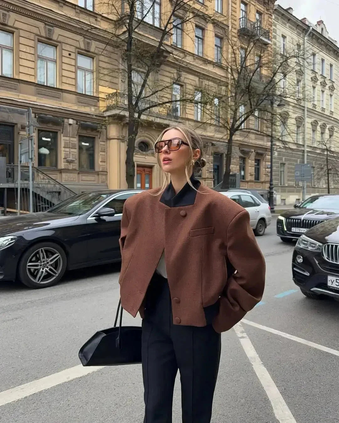 Veste blazer courte marron femme avec poches et col, adaptée pour des tenues décontractées et élégantes.