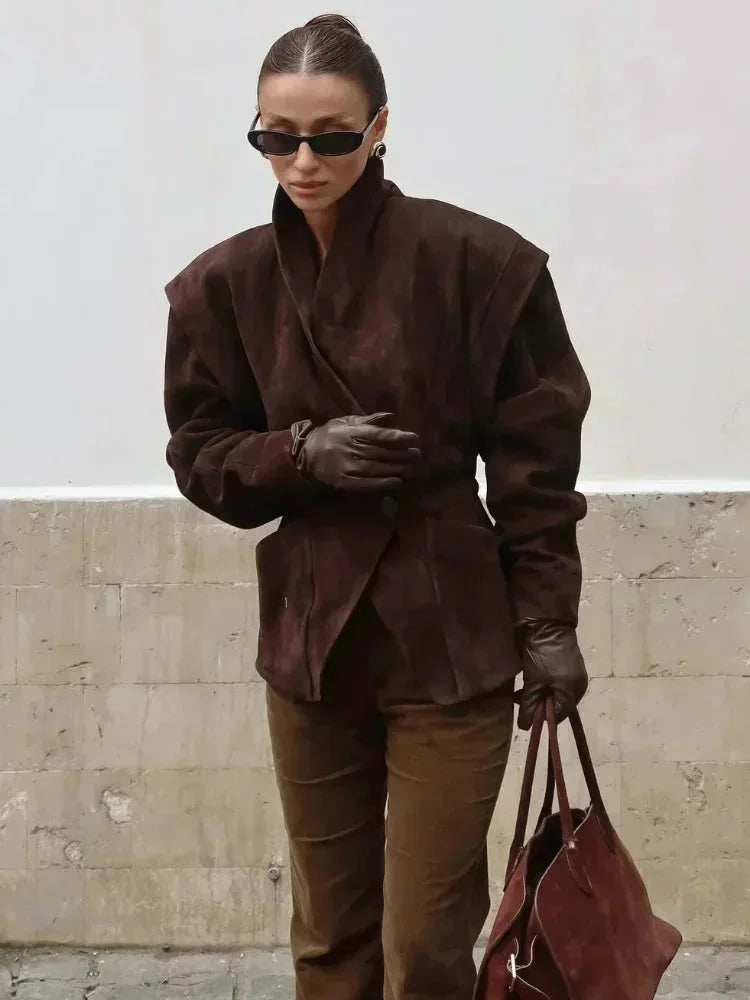 Damenblazer aus weichem, faux-Daim, mit eleganter Schnittführung und feinen Details für einen stilvollen Look.