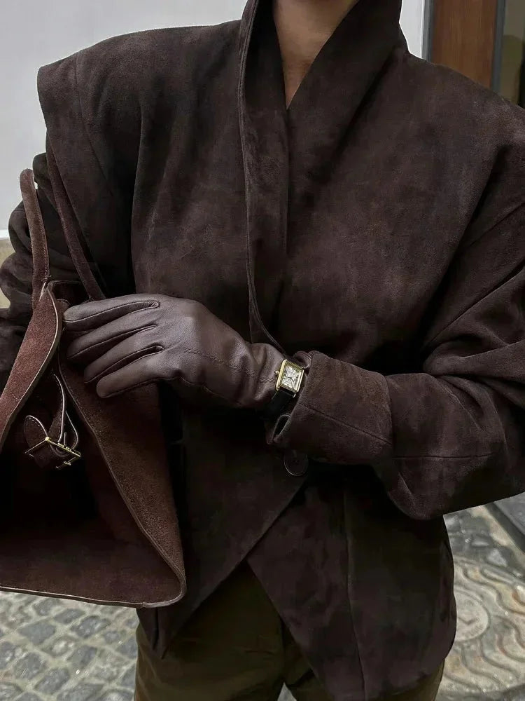 Veste blazer femme beige en faux daim, coupe moderne avec détails élégants.