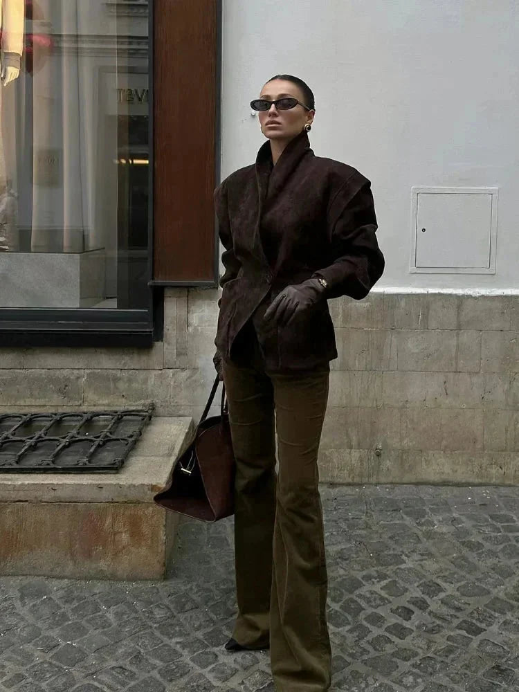 Damenblazer aus weichem, elegantem Faux-Daim mit klassischem Schnitt und zwei Taschen, ideal für vielseitige Outfits.