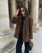 Veste blazer femme en suédine marron, avec poches et coupe élégante.