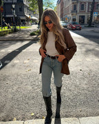 Veste blazer femme en suédine marron, coupe décontractée, avec poches.