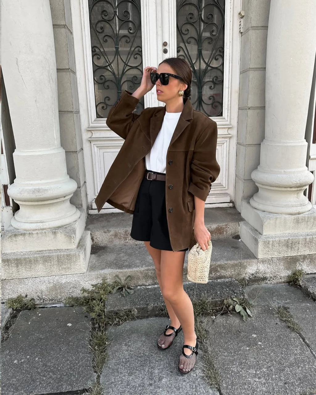 Veste blazer femme en suédine marron avec poches, design intemporel pour des tenues variées.