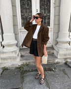 Veste blazer femme en suédine marron avec poches, design intemporel pour des tenues variées.