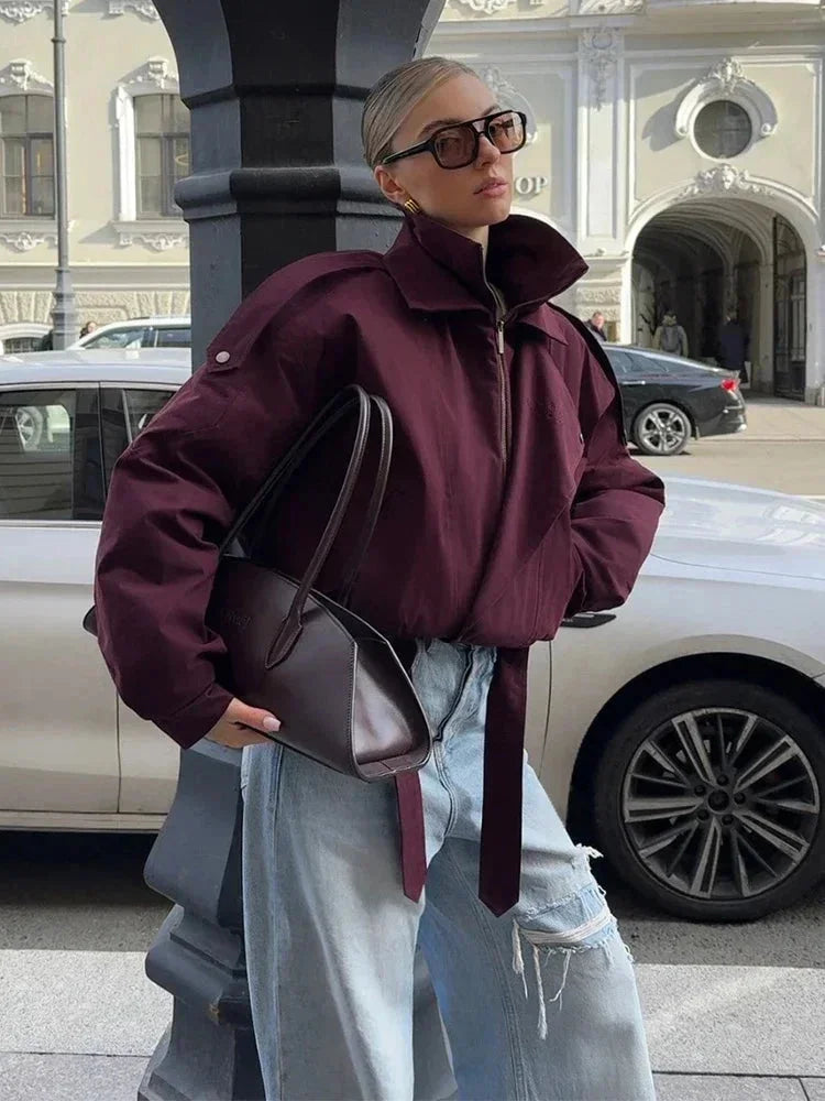 Veste bomber bordeaux femme avec col montant et poches, idéale pour un usage quotidien.