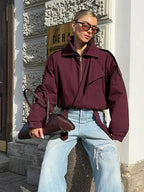 Veste bomber bordeaux femme avec col montant et poches, en tissu résistant.
